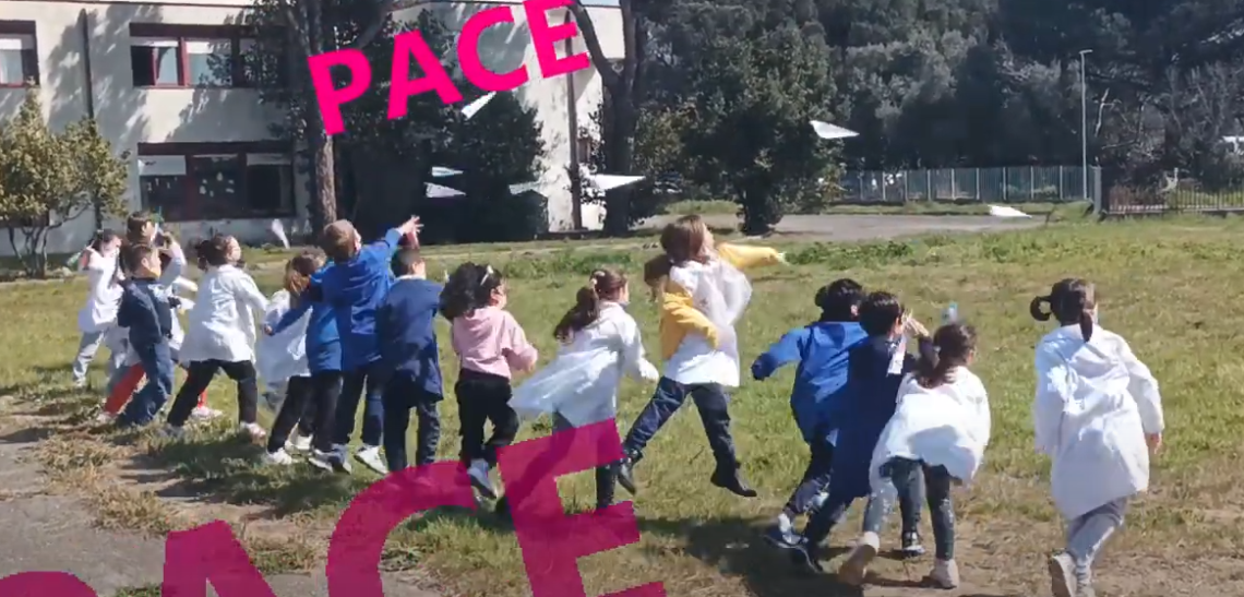 bimbi che lanciano aerei di pace