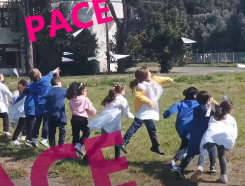bimbi che lanciano aerei di pace